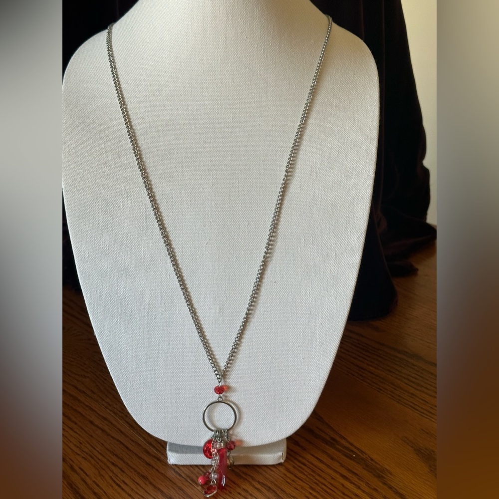 Very long necklace with shades of red pendants